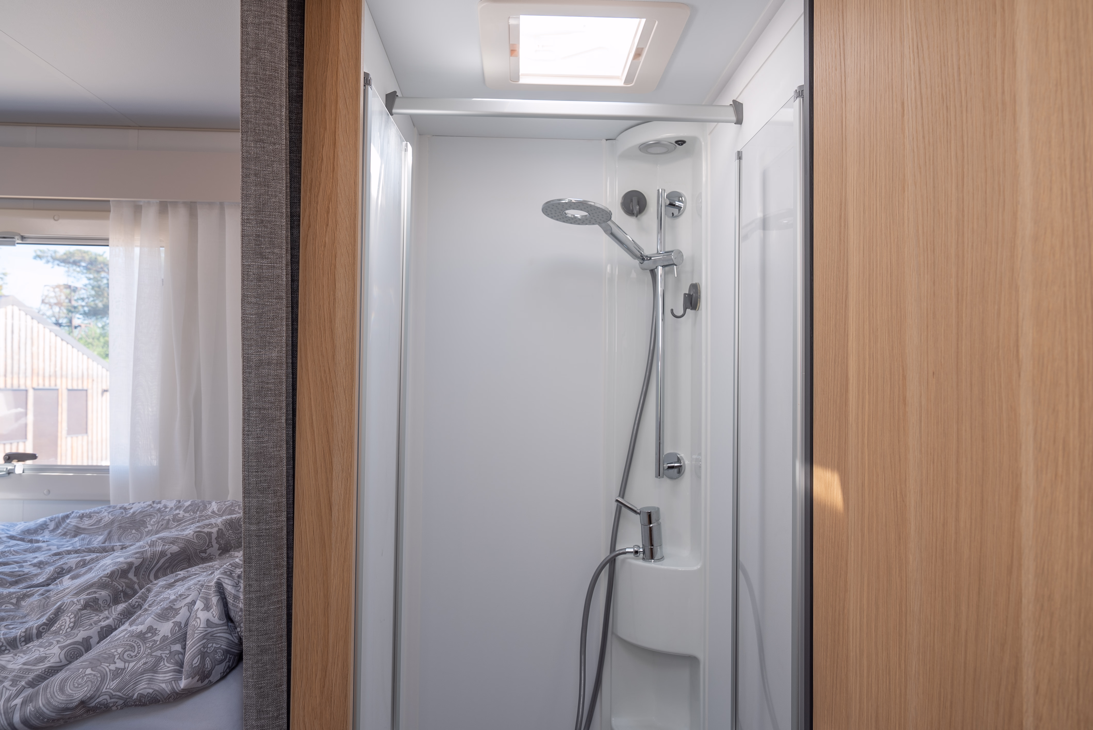 Adria Matrix Axess 650 SL kemperio dušas, atskiras nuo tualeto