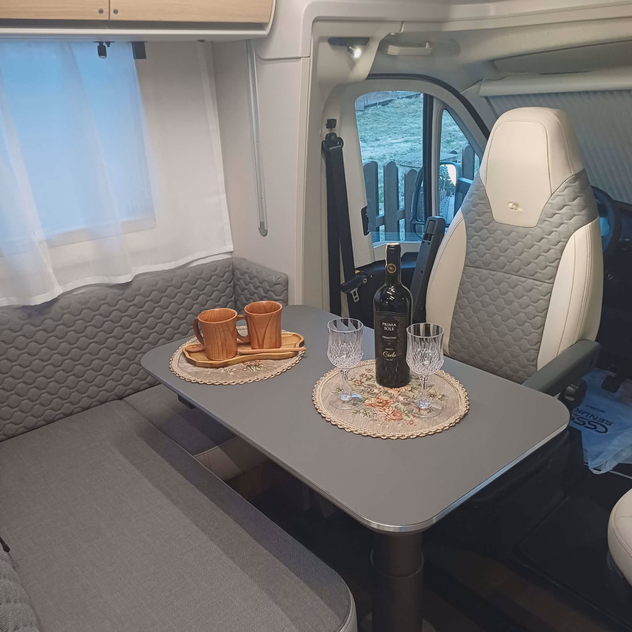 Adria Matrix Axess 650 SL kemperio valgomojo ir sėdimų vietų erdvė